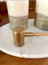 Cargar imagen en el visor de la galería, Apaga Vela Dorado Madera