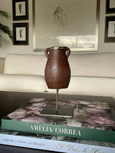 Cargar imagen en el visor de la galería, Cacharrito Pedestal Vasija Chocolate Orejas