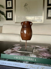Cargar imagen en el visor de la galería, Cacharrito Pedestal Vasija Chocolate Liso Orejas