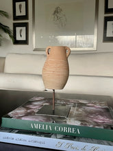 Cargar imagen en el visor de la galería, Cacharrito Pedestal Vasija Natural Orejas