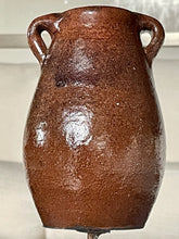 Cargar imagen en el visor de la galería, Cacharrito Pedestal Vasija Chocolate Liso Orejas