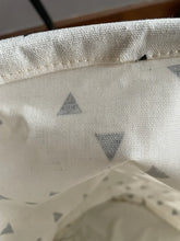 Cargar imagen en el visor de la galería, Cesta Redonda Triangulos