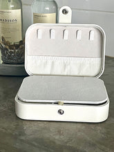 Cargar imagen en el visor de la galería, Joyero Viaje Crema